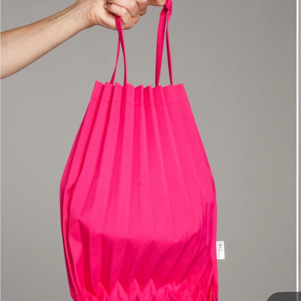 PLEATES please Trunk bag by Issey Miyake ME in magenta.100%Polyester MadeinJapan